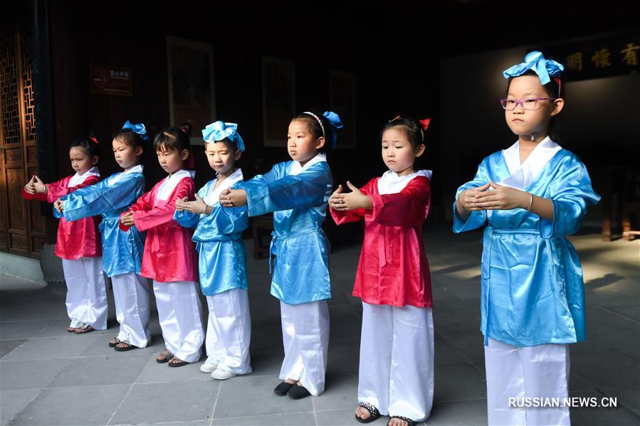 Волонтеры из провинции Чжэцзян помогают детям провести летние каникулы с пользой