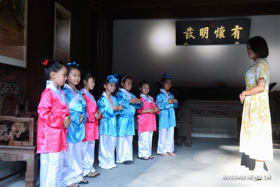 Волонтеры из провинции Чжэцзян помогают детям провести летние каникулы с пользой