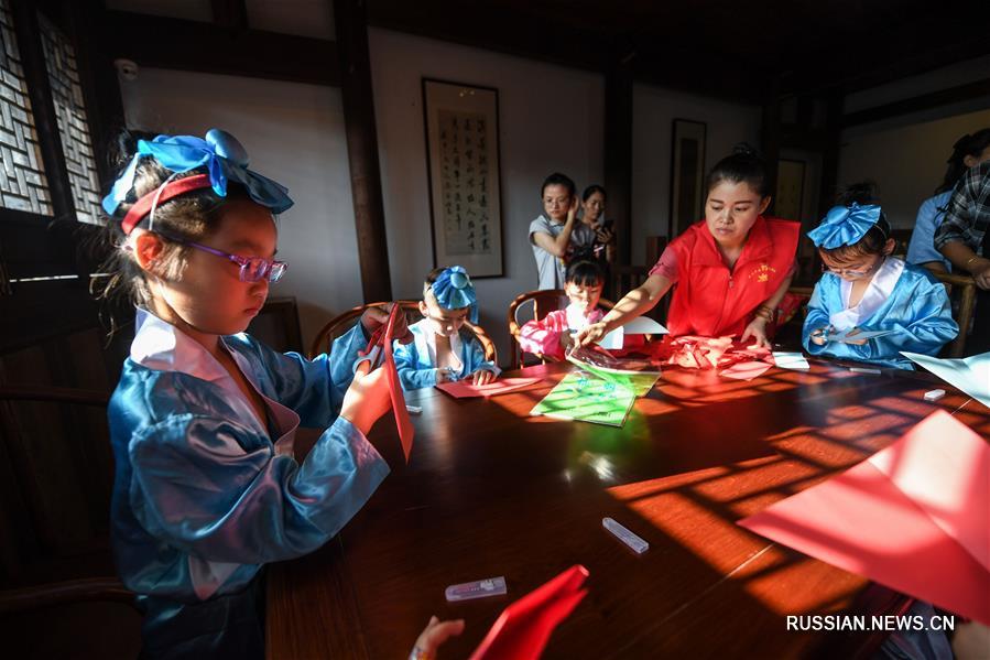 Волонтеры из провинции Чжэцзян помогают детям провести летние каникулы с пользой