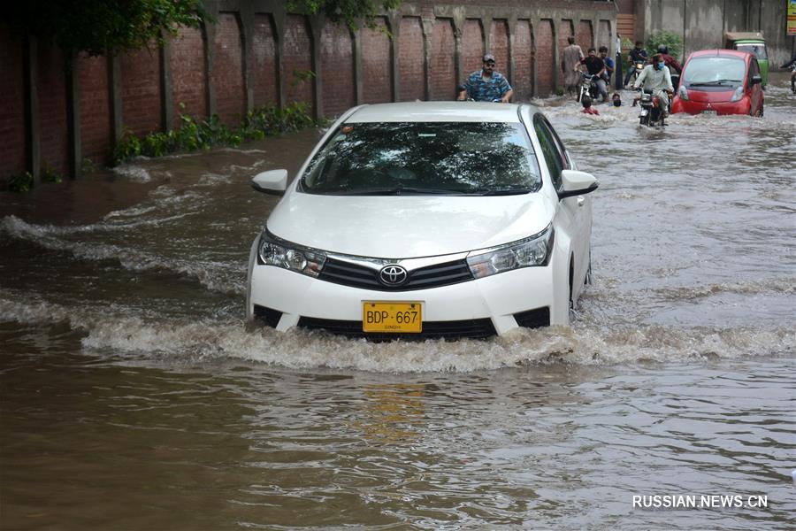 18 человек в Пакистане погибли из-за аварий, вызванных сильными дождями