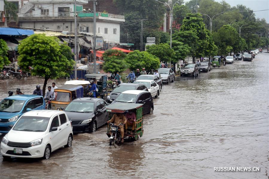 18 человек в Пакистане погибли из-за аварий, вызванных сильными дождями