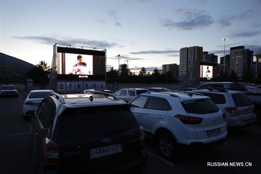 Кинотеатр под открытым небом заработал в столице Казахстана