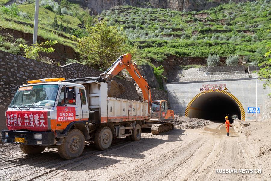 В городе Луннань после наводнения восстанавливается работа транспортных тоннелей