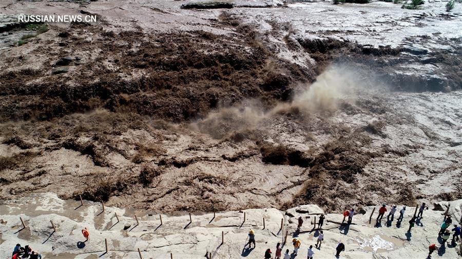 Бурлящий водопад Хукоу привлекает туристов