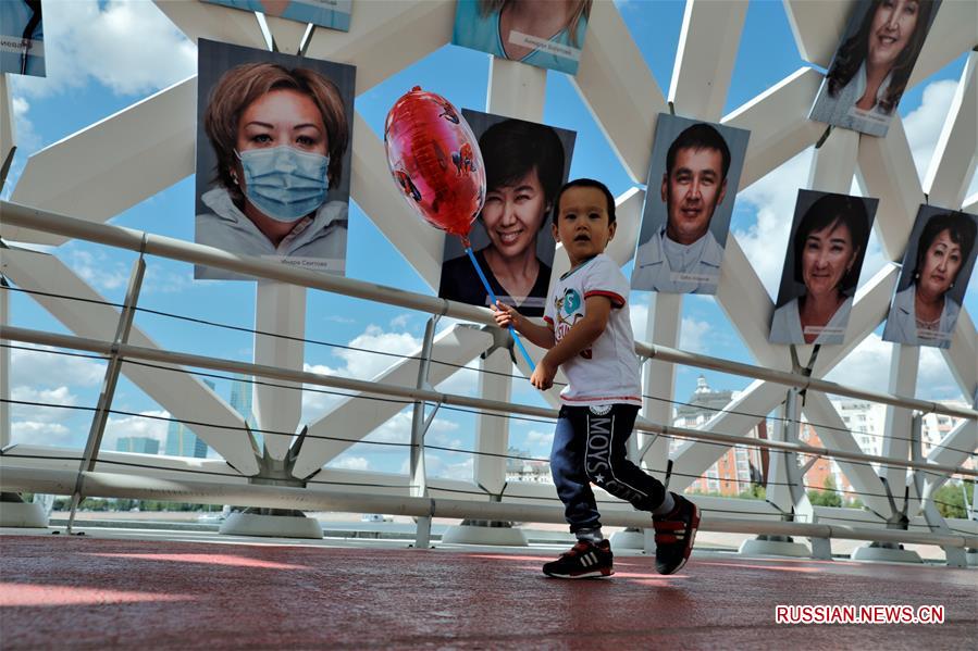 100 фотопортретов врачей в знак благодарности разместили на мосту в столице Казахстана