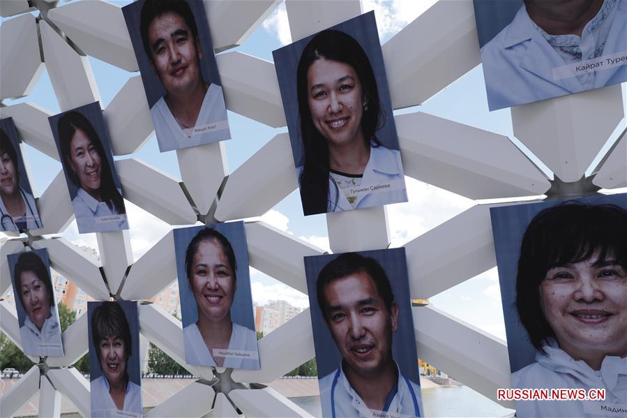 100 фотопортретов врачей в знак благодарности разместили на мосту в столице Казахстана