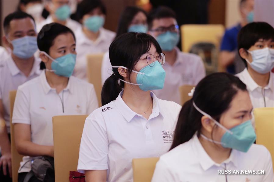 Группа специалистов по проведению тестов на коронавирус из внутренних районов Китая содействует работе по тестированию в микрорайонах Сянгана