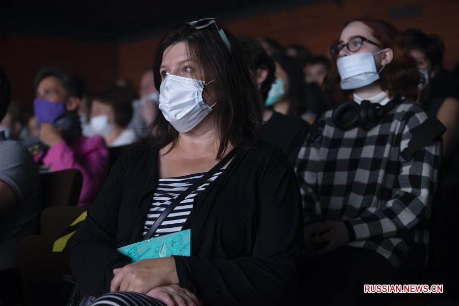 Зрители московских театров приходят на спектакли в масках
