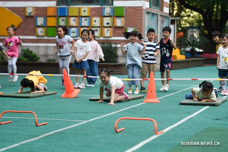 Веселый урок физкультуры у первоклашек из Ханчжоу 