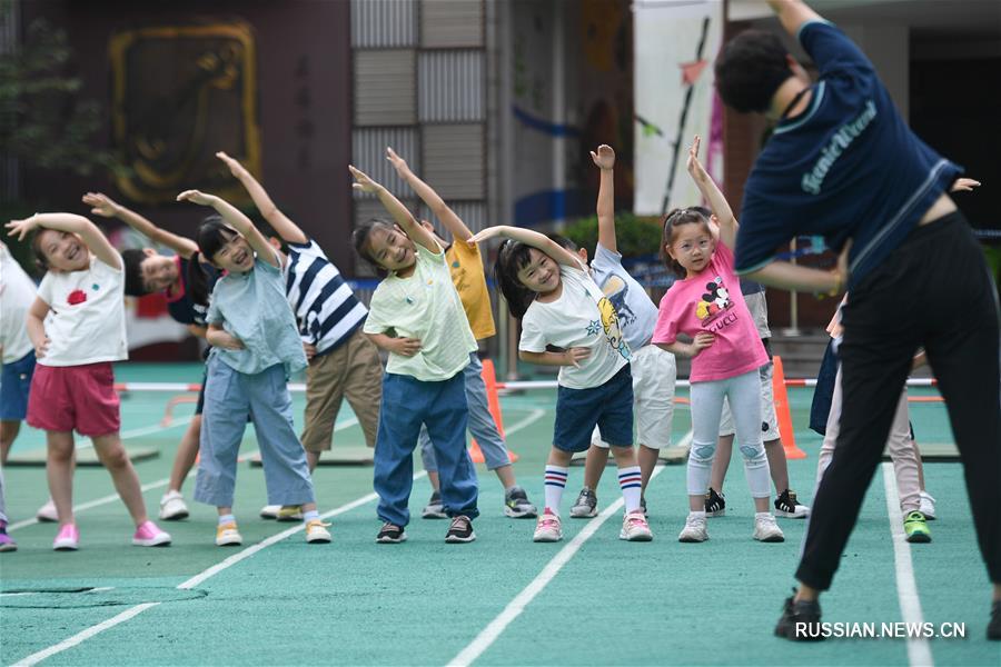 Веселый урок физкультуры у первоклашек из Ханчжоу 