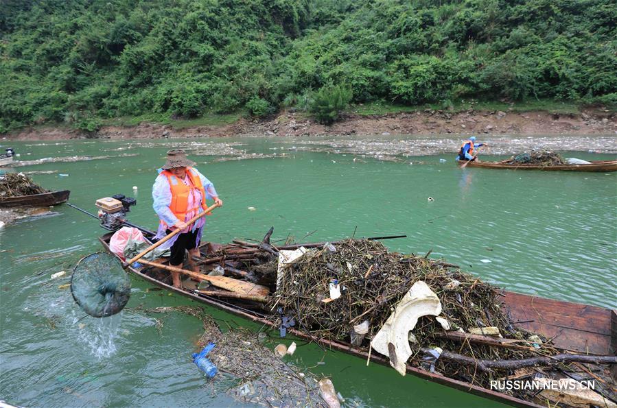 Уборка мусора на водных "дорогах" в Чжанцзяцзе 