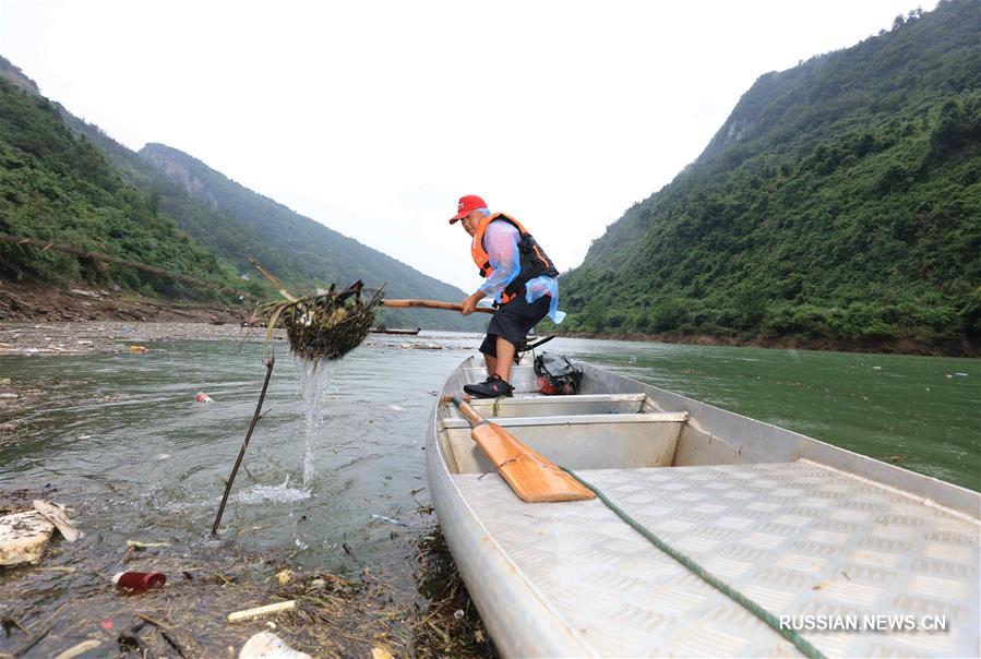 Уборка мусора на водных "дорогах" в Чжанцзяцзе 