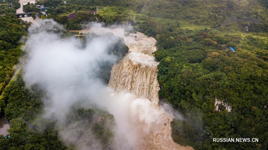 Величественный вид водопада Хуангошу в Гуйчжоу