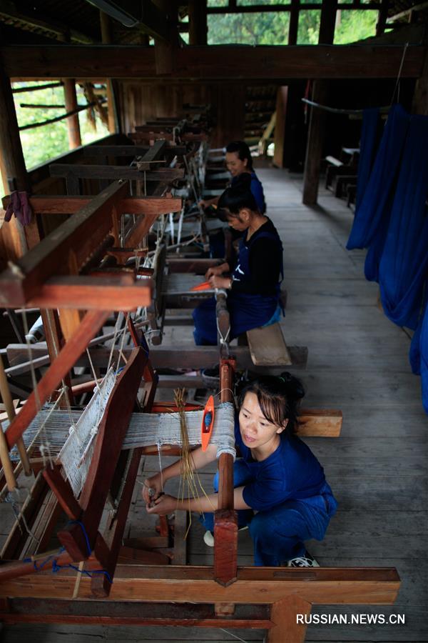 Традиционное ткачество в дунской деревне в провинции Гуйчжоу