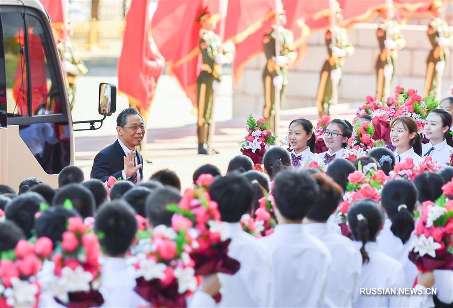 В Пекине состоялось торжественное собрание для награждения лиц и коллективов, признанных примерами для подражания в борьбе Китая с эпидемией COVID-19