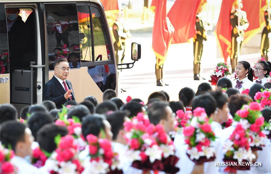В Пекине состоялось торжественное собрание для награждения лиц и коллективов, признанных примерами для подражания в борьбе Китая с эпидемией COVID-19