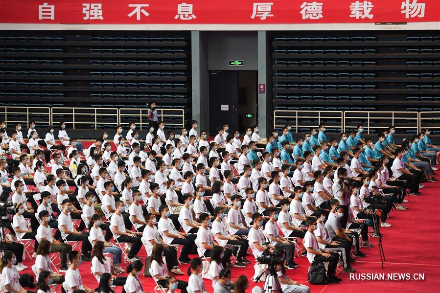 В университете "Цинхуа" прошла церемония начала учебы для первокурсников 2020 года