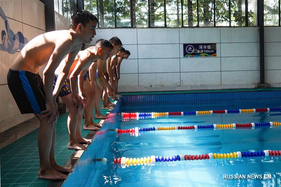 Урок плавания в школе в отдаленном горном районе провинции Сычуань 