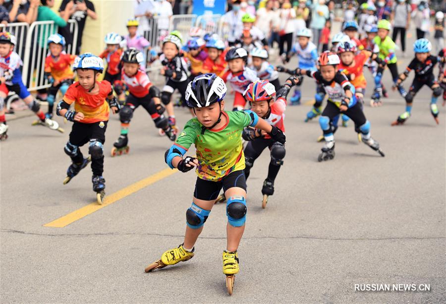 В Пекине стартовал открытый турнир по катанию на роликовых коньках 