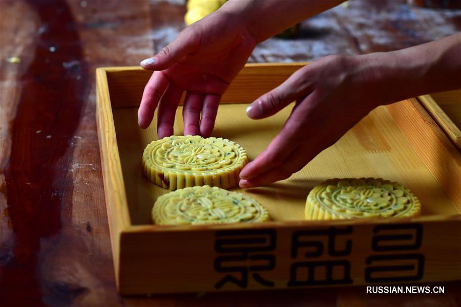 Молодой житель провинции Хэнань хранит традиции изготовления лунных пряников