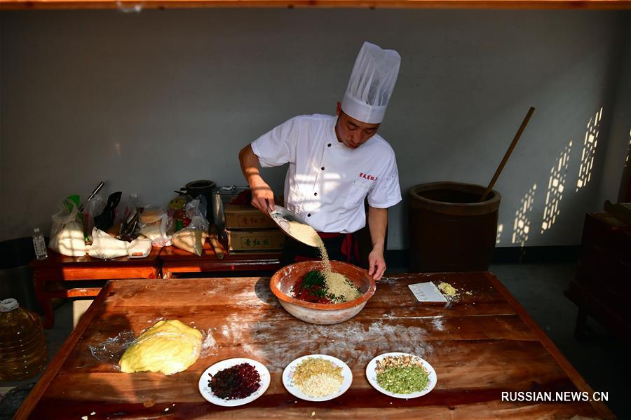 Молодой житель провинции Хэнань хранит традиции изготовления лунных пряников