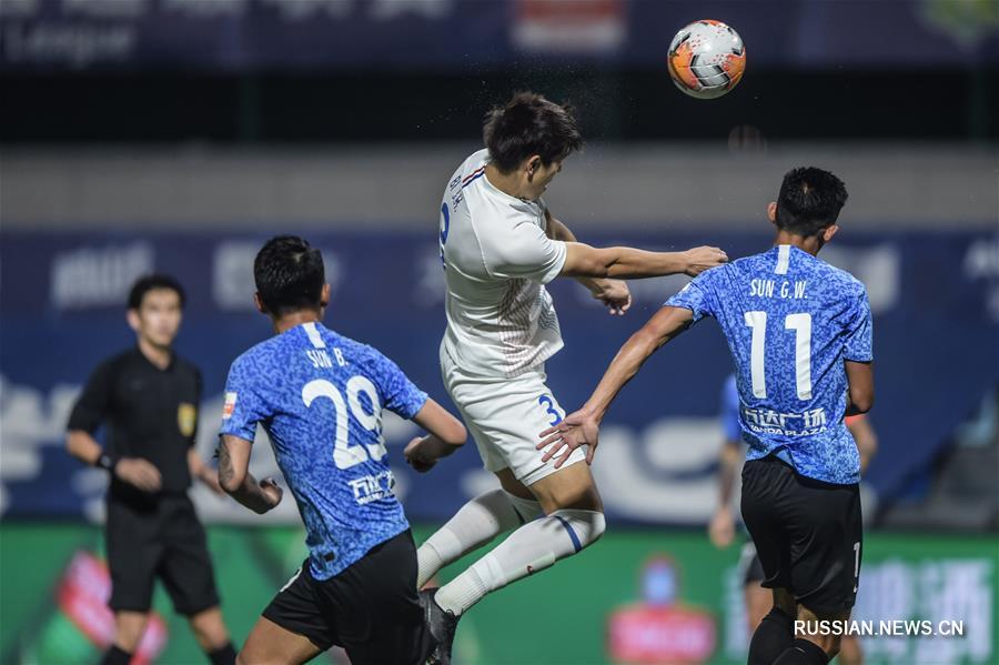 Футбол -- Чемпионат Китая: Далянь Про сыграл вничью с Шанхай Гринлэнд Шеньхуа