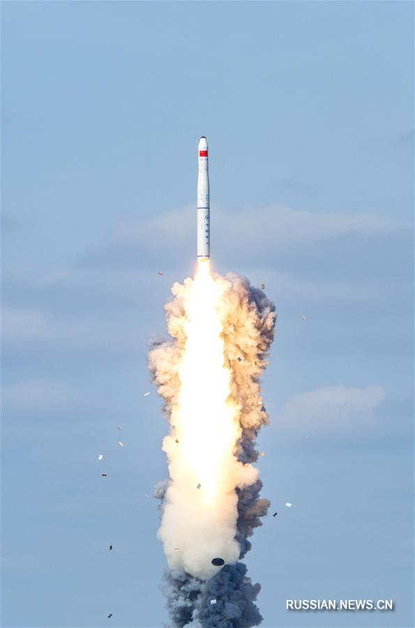 Китай впервые запустил спутники при помощи ракеты морского базирования 