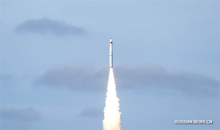 Китай впервые запустил спутники при помощи ракеты морского базирования 