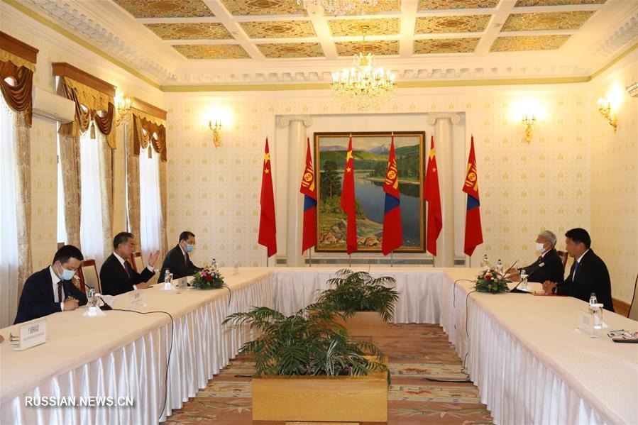 Премьер-министр Монголии У. Хурэлсух встретился с Ван И