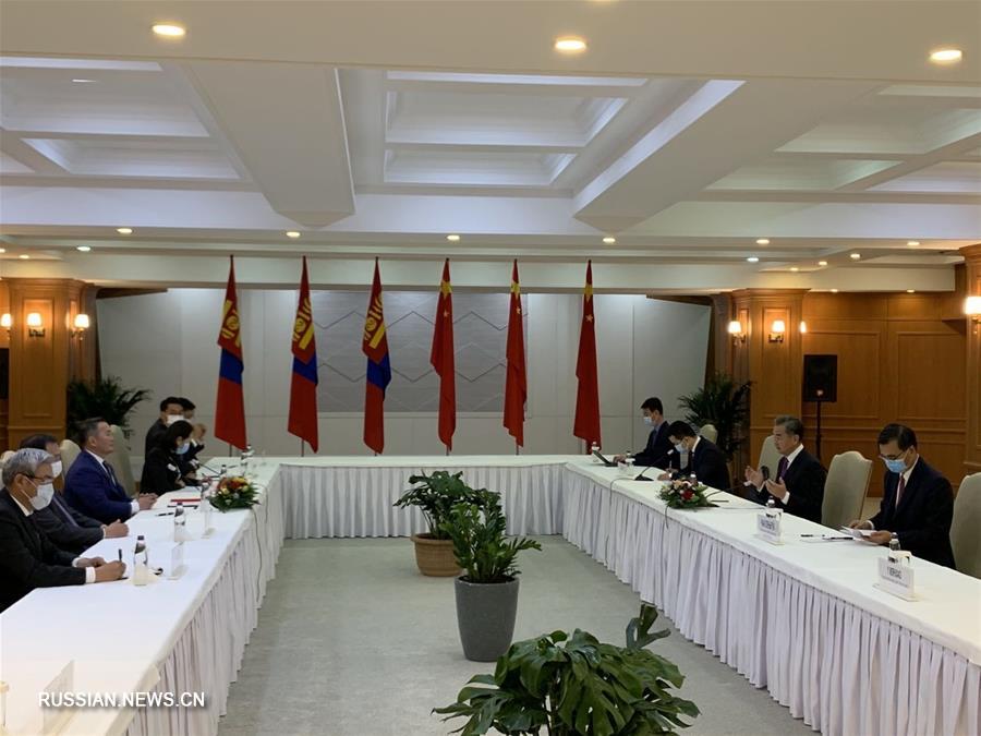 Президент Монголии Халтмаагийн Баттулга провел встречу с Ван И