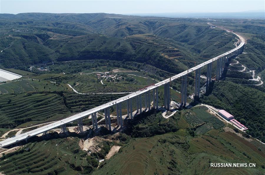 Строительство скоростной автодороги Хуанлун -- Пучэн в провинции Шэньси