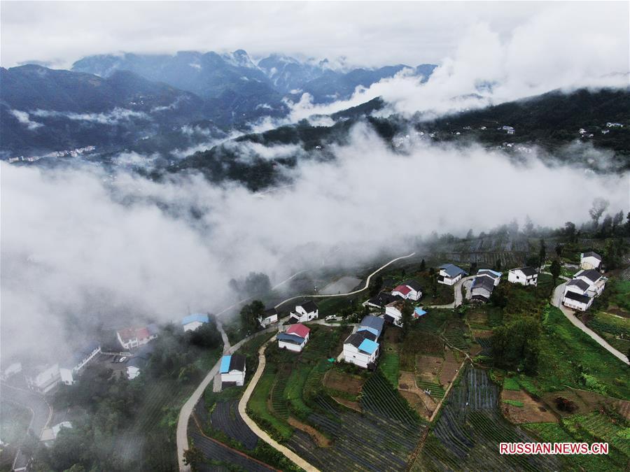 Горная деревня Хунци под пеленой тумана