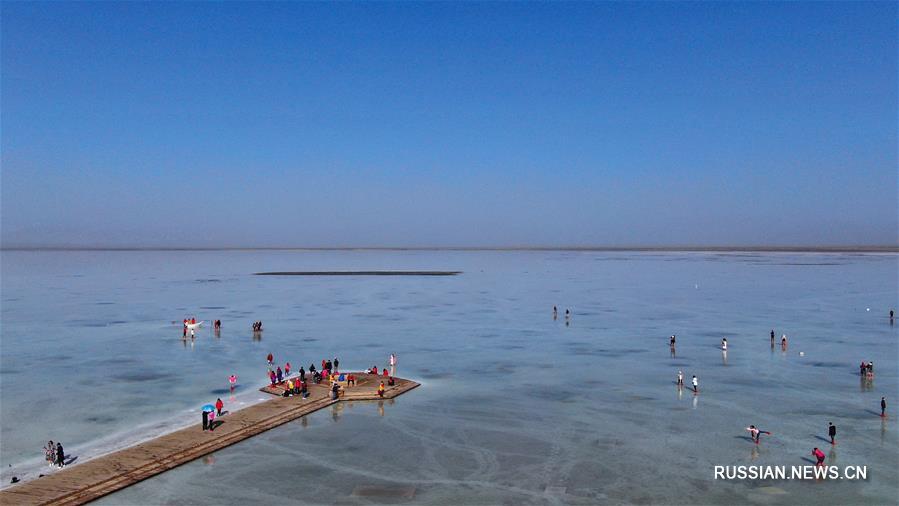 "Зеркало неба" - знаменитое соленое озеро Чака на северо-западе Китая 