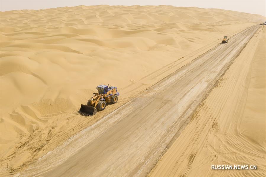 В Китае на участке крупнейшей в стране пустыни проложена автодорога Юйли-Цемо