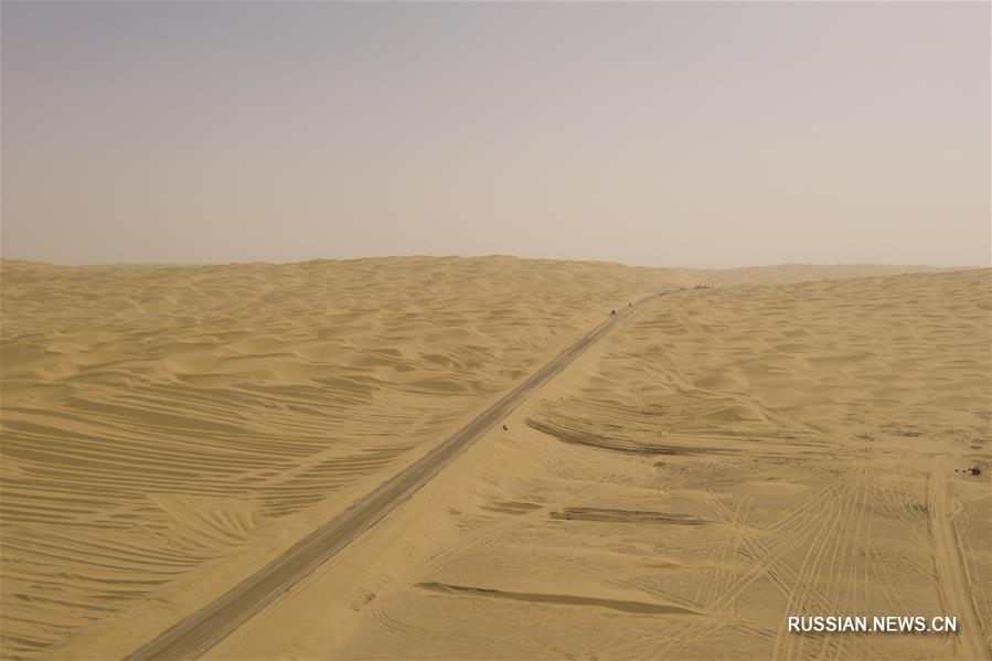 В Китае на участке крупнейшей в стране пустыни проложена автодорога Юйли-Цемо
