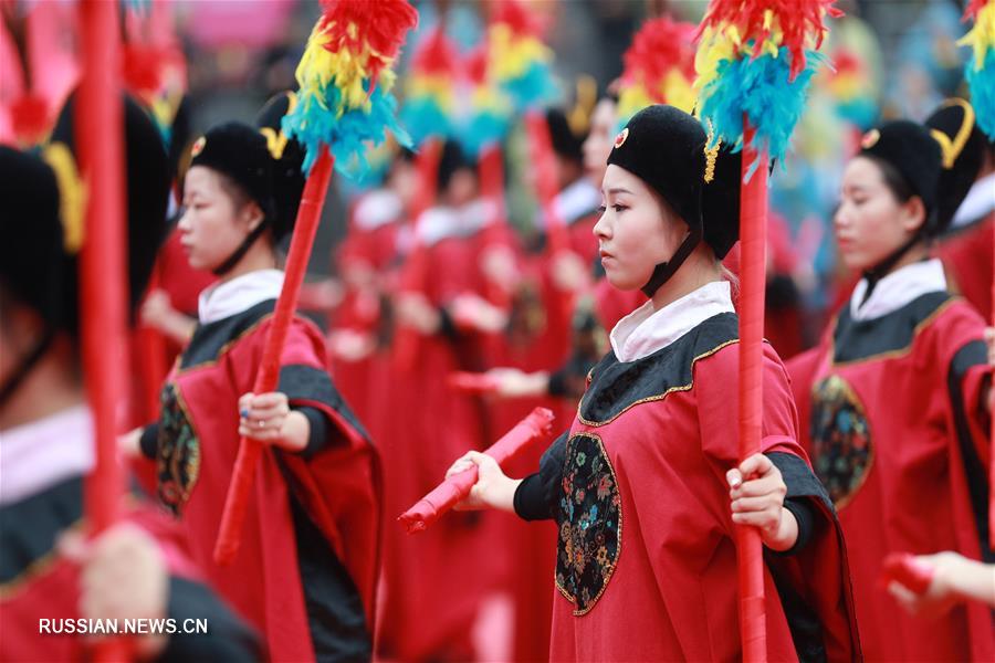 В Академии Конфуция в Гуйяне прошла церемония "начала письма"