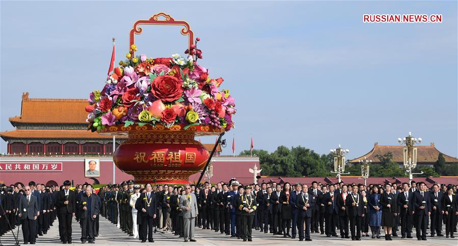 На площади Тяньаньмэнь прошла церемония возложения корзин с цветами к Памятнику павшим народным героям