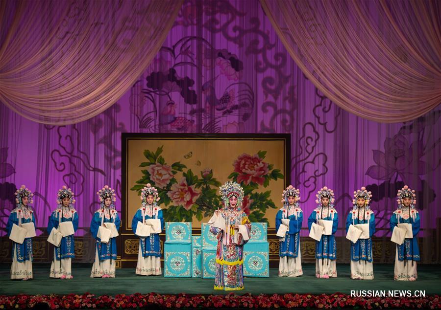 Спектакль к 100-летию со дня рождения Чжан Цзюньцю в театре пекинской оперы "Чанъань"