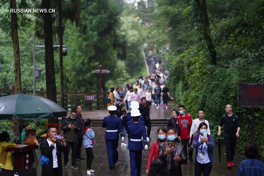 Лесные пожарные патрулируют ландшафтный парк Цинчэншань-Дуцзянъянь