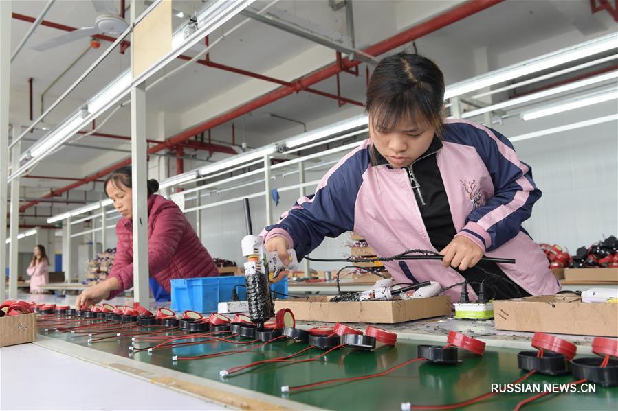В "цехах по борьбе с бедностью" в Гуйчжоу кипит работа
