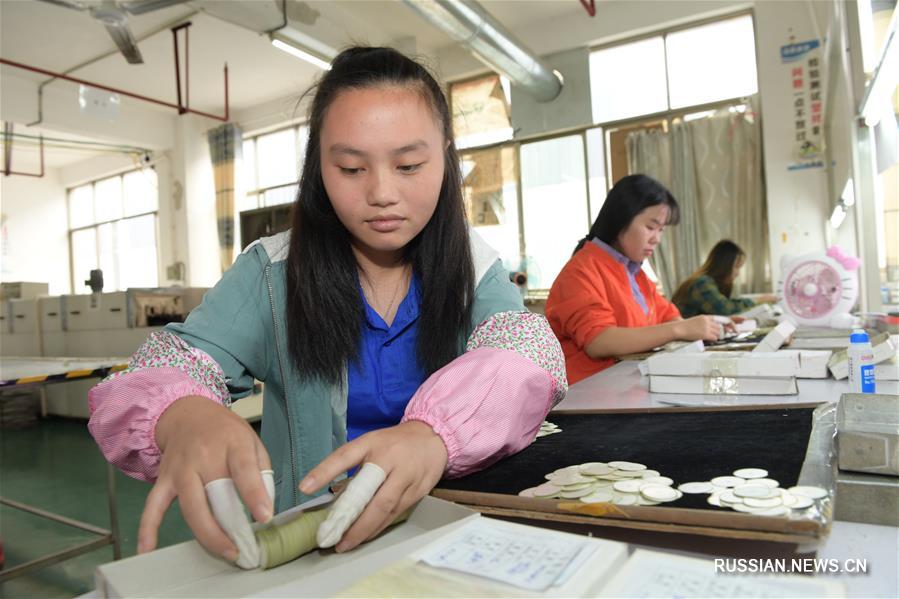 В "цехах по борьбе с бедностью" в Гуйчжоу кипит работа