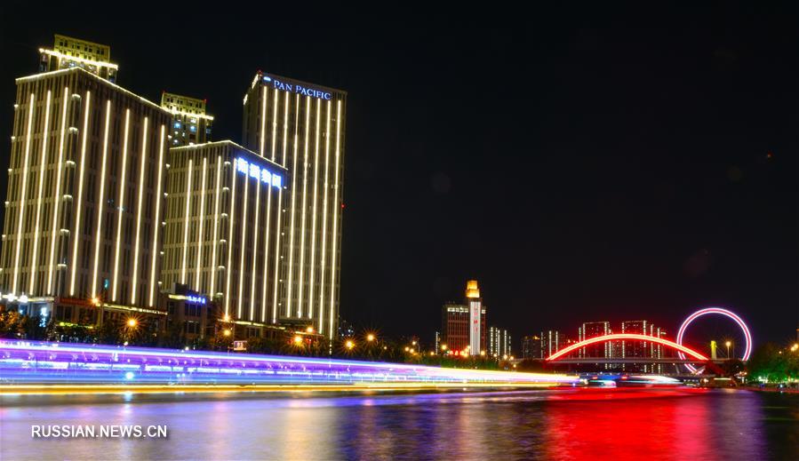 Ночные огни реки Хайхэ в Тяньцзине 