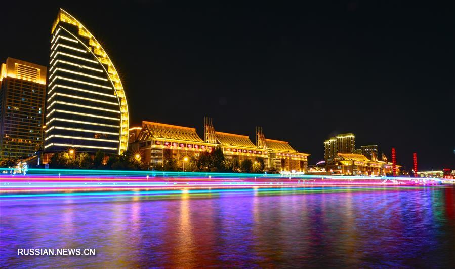 Ночные огни реки Хайхэ в Тяньцзине 