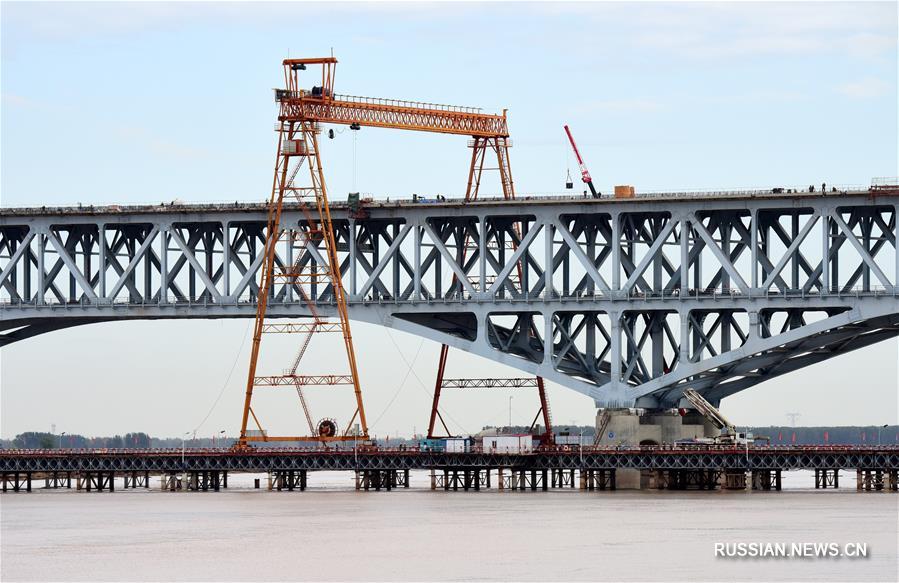 Строители Чжэнчжоуского мегамоста приступили к укладке железнодорожного полотна