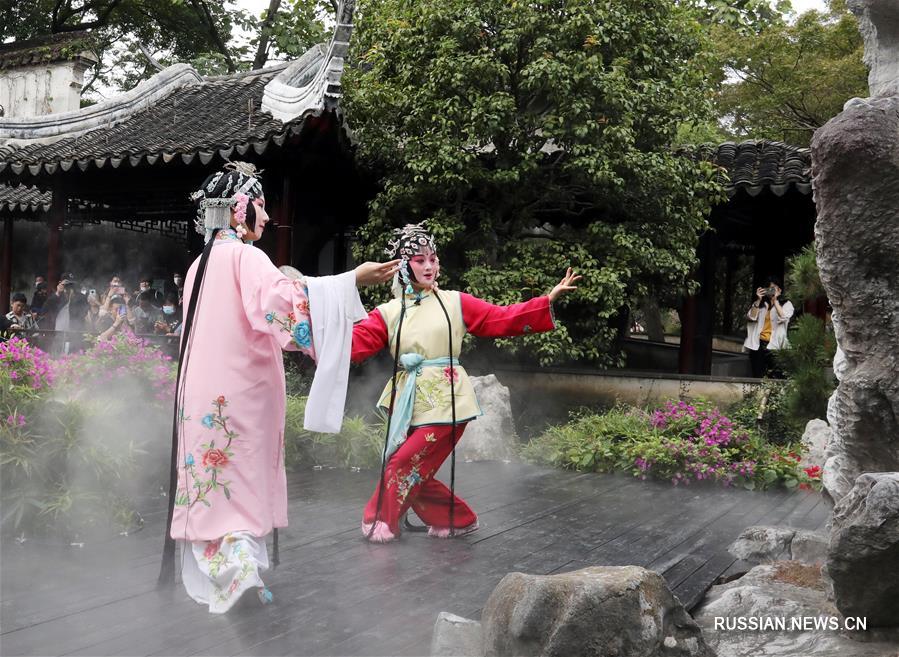 Музыкальная драма куньцюй "Пионовая беседка" под открытым небом в Сучжоу 