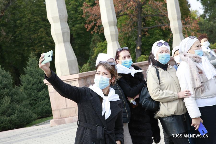 В Бишкеке прошел мирный марш "Белый платок"
