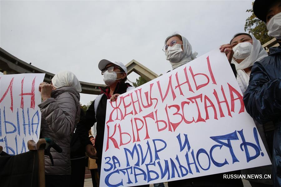 В Бишкеке прошел мирный марш "Белый платок"