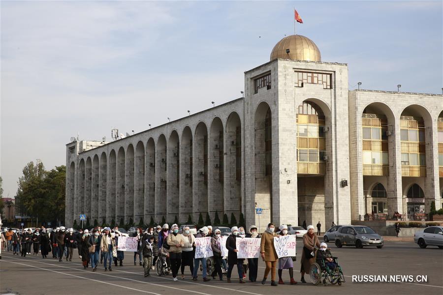 В Бишкеке прошел мирный марш "Белый платок"