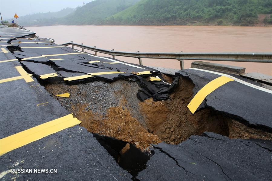 28 человек стали жертвами проливных дождей во Вьетнаме