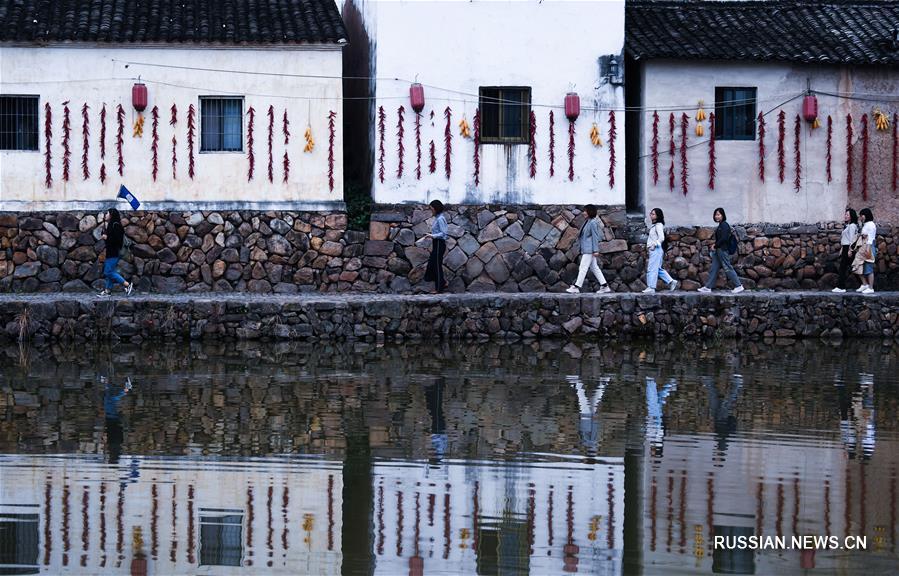Просушка урожая в древней деревне в провинции Чжэцзян